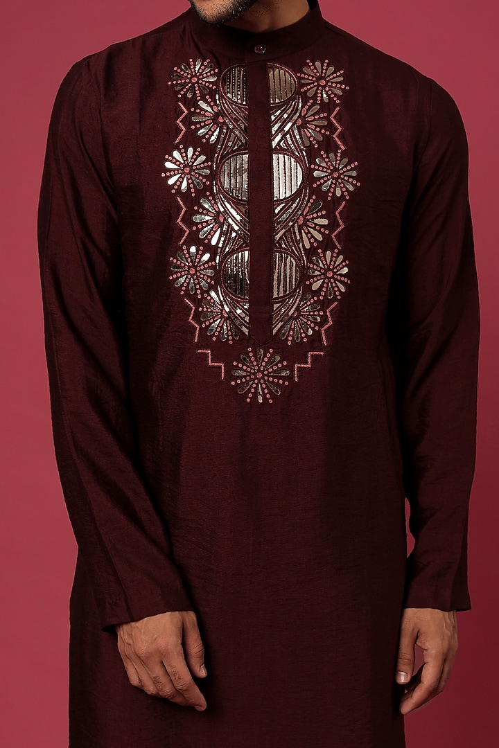 Maroon Cotton Silk Thread Embroidered Kurta Set by DiyaRajvvir Men at Pernia's Pop Up Shop