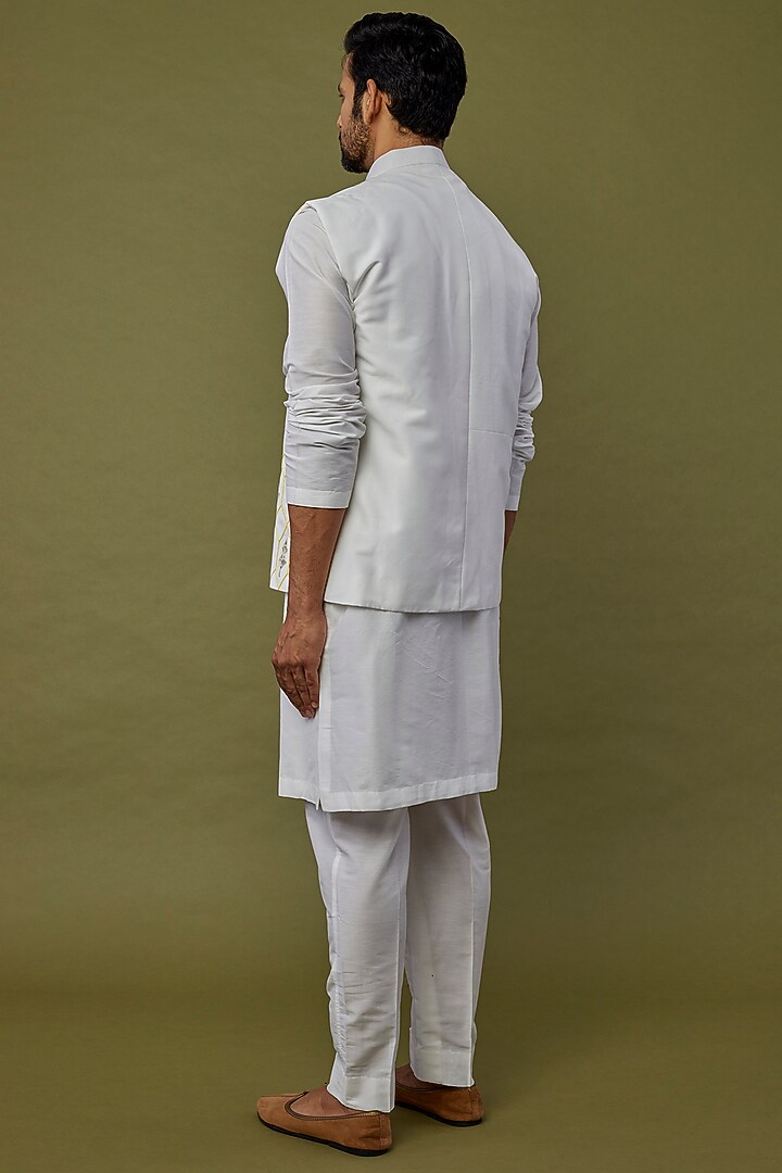 White Cotton Silk Embroidered Bundi Jacket Set by DiyaRajvvir Men at Pernia's Pop Up Shop
