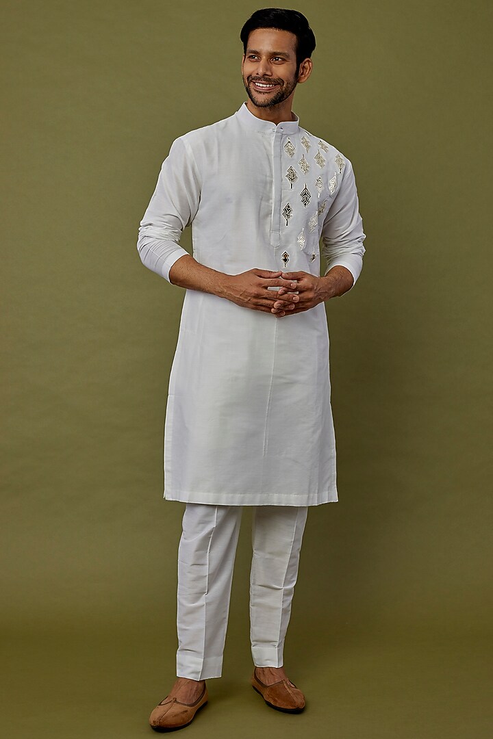 White Cotton Silk Embroidered Bundi Jacket Set by DiyaRajvvir Men at Pernia's Pop Up Shop