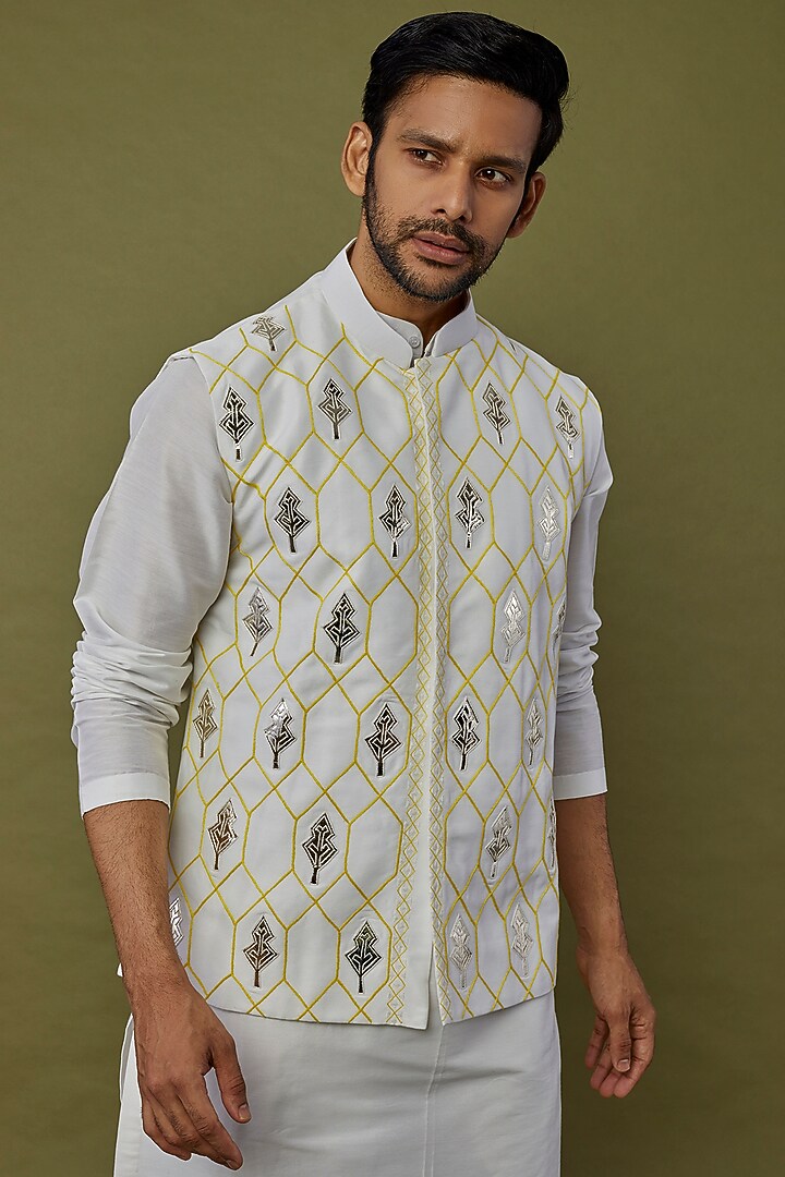 White Cotton Silk Embroidered Bundi Jacket Set by DiyaRajvvir Men at Pernia's Pop Up Shop