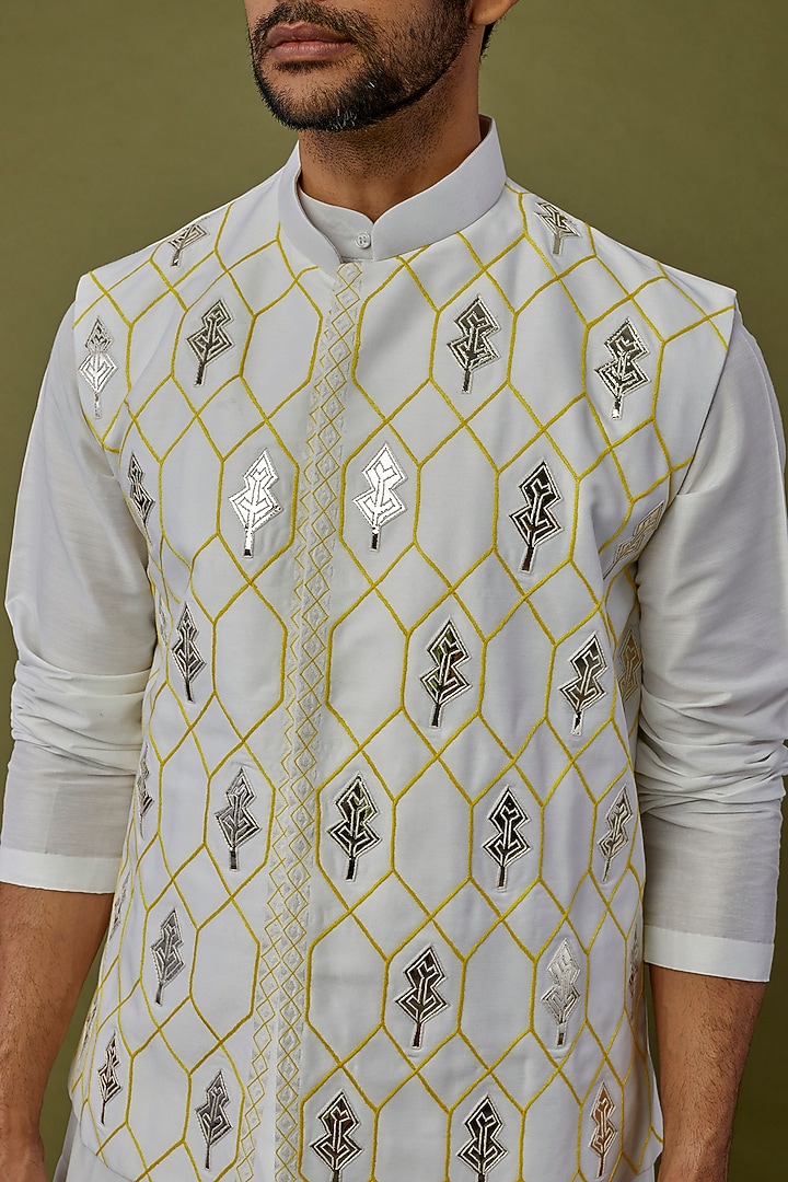 White Cotton Silk Embroidered Bundi Jacket Set by DiyaRajvvir Men at Pernia's Pop Up Shop