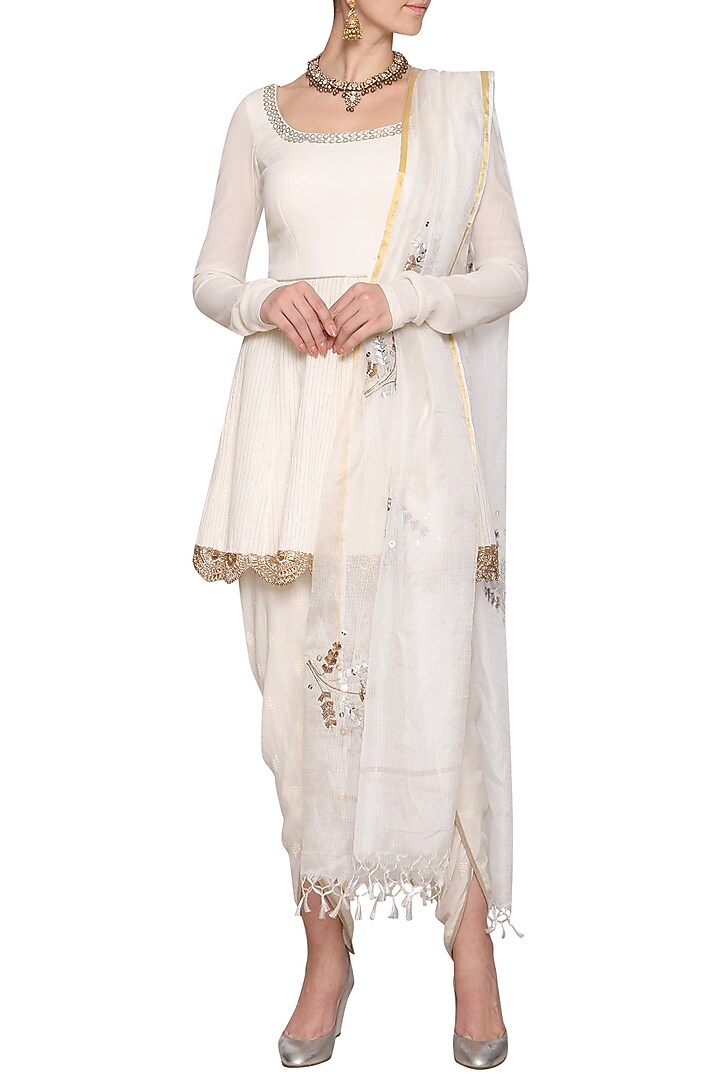 Off white embroidered kurta set available only at Pernia's Pop Up Shop.