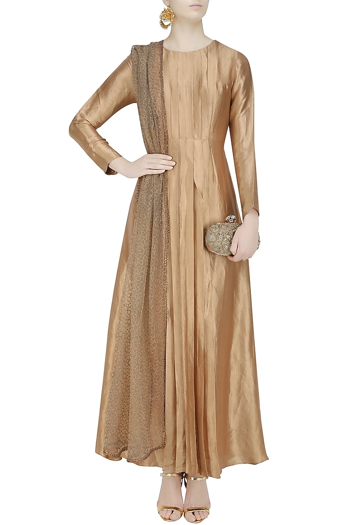 Flesh color banarasi pleated kurta and tilla embroidered dupatta set available only at Pernia's Pop Up Shop.