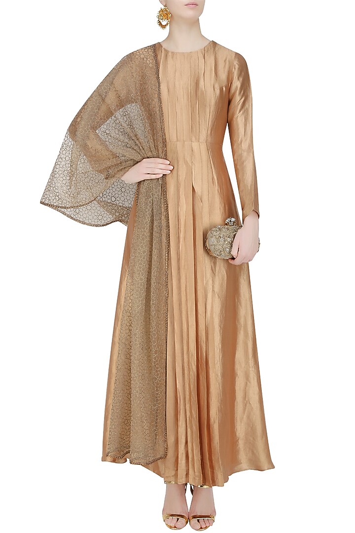 Flesh color banarasi pleated kurta and tilla embroidered dupatta set available only at Pernia's Pop Up Shop.