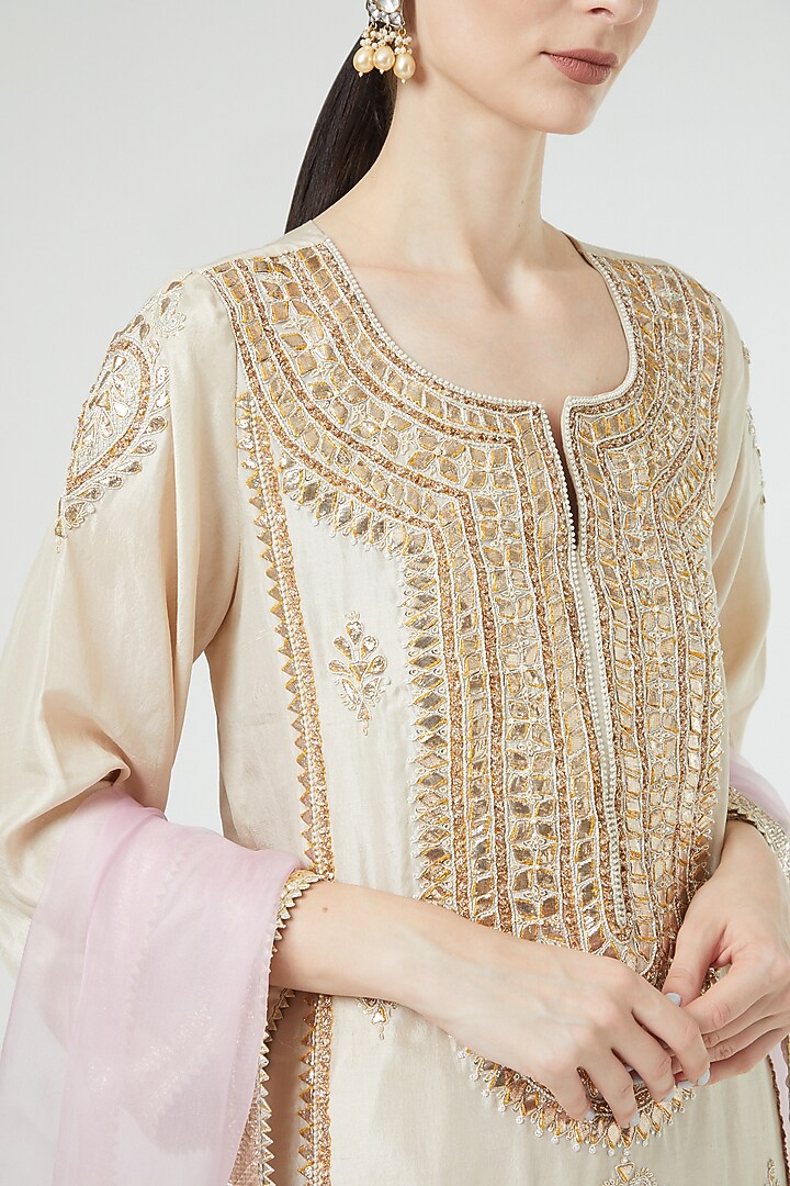 Ivory Embroidered Kurta Set by Ekta Singh at Pernia's Pop Up Shop