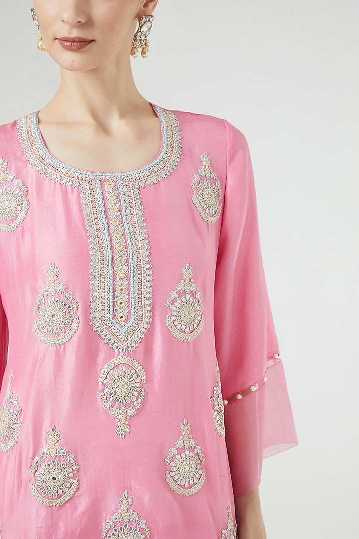 Pink Embroidered Kurta Set by Ekta Singh at Pernia's Pop Up Shop