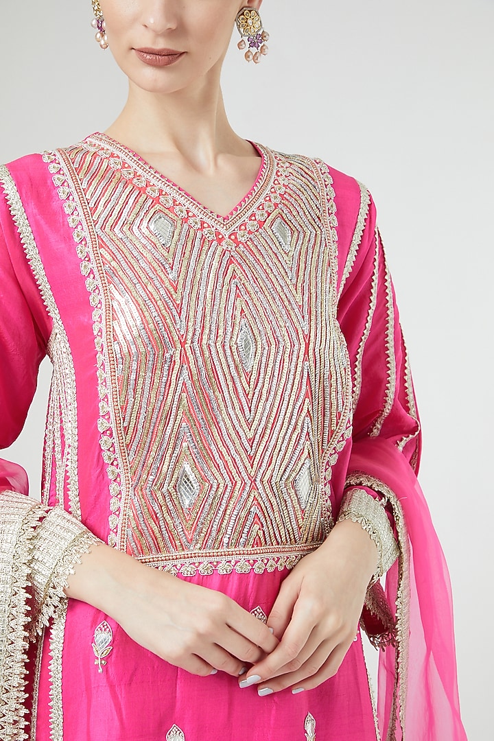 Rani Embroidered Kurta Set by Ekta Singh at Pernia's Pop Up Shop