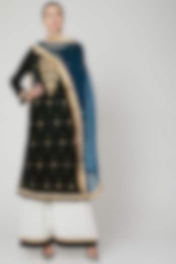 Emerald Green Embroidered Kurta Set by Ekta Singh at Pernia's Pop Up Shop