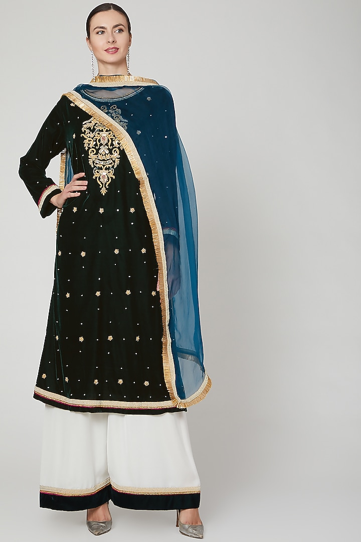 Emerald Green Embroidered Kurta Set by Ekta Singh at Pernia's Pop Up Shop