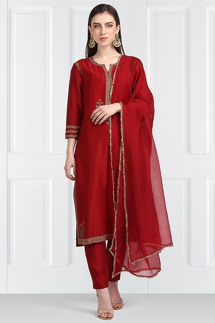 Red Hand Embroidered Kurta Set by Label Earthen