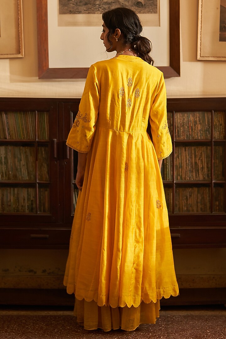 Yellow Silk Kalidar Kurta Set by Label Earthen at Pernia's Pop Up Shop