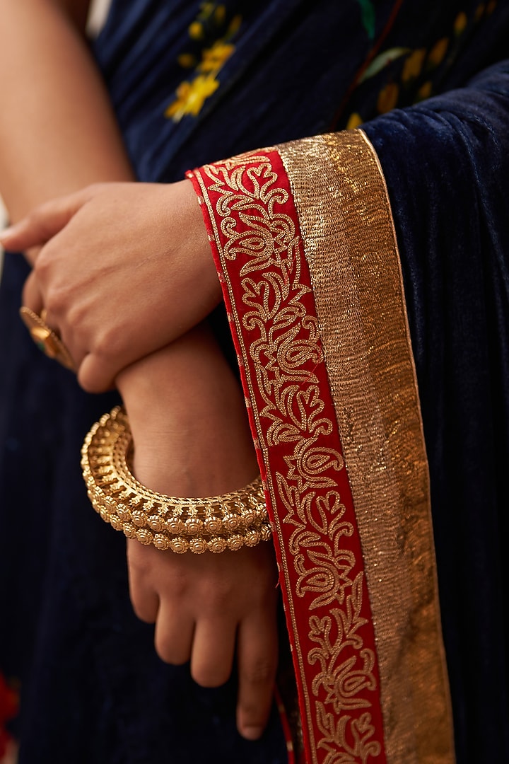 Blue Silk Velvet Reception Saree Set by Label Earthen at Pernia's Pop Up Shop