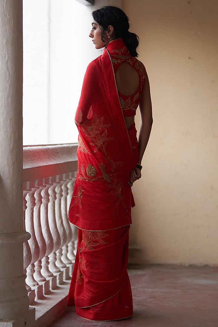 Red Chiniya Silk Zardosi Work Reception Saree Set by Label Earthen at Pernia's Pop Up Shop