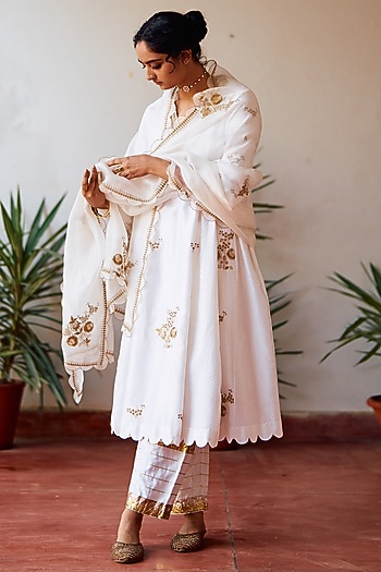 Ivory Chanderi Silk Hand Embroidered Kalidar Kurta Set by Label Earthen at Pernia's Pop Up Shop
