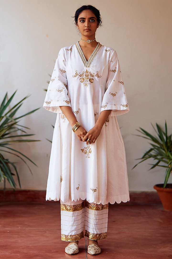 Ivory Chanderi Silk Hand Embroidered Kalidar Kurta Set by Label Earthen at Pernia's Pop Up Shop