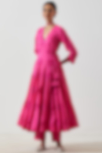 Neon Pink Mirror Embroidered Kurta Set by Label Earthen Pret at Pernia's Pop Up Shop