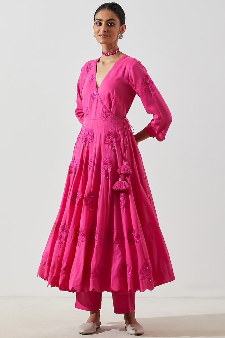 Neon Pink Mirror Embroidered Kurta Set by Label Earthen Pret at Pernia's Pop Up Shop