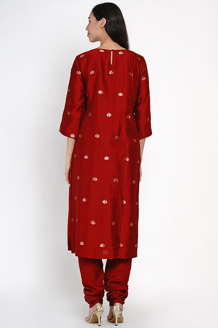 Maroon Zari Embroidered Kurta Set by Label Earthen at Pernia's Pop Up Shop