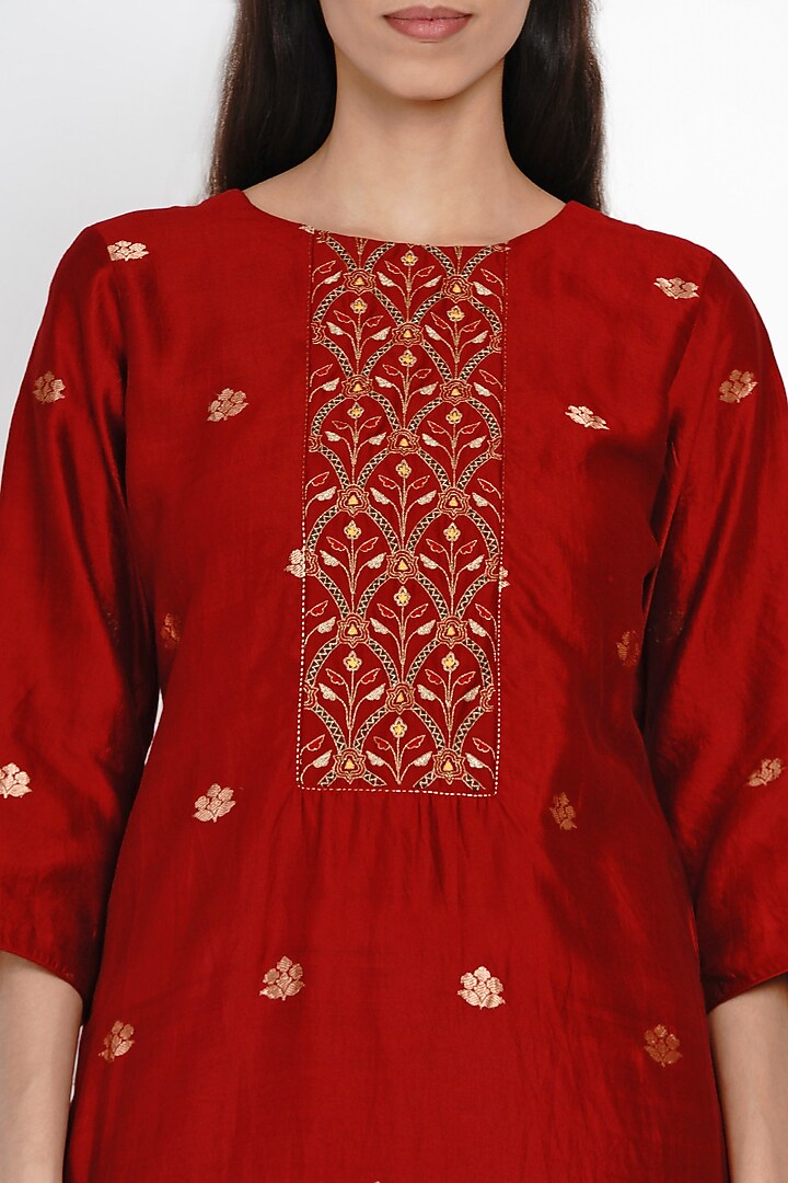 Maroon Zari Embroidered Kurta Set by Label Earthen at Pernia's Pop Up Shop