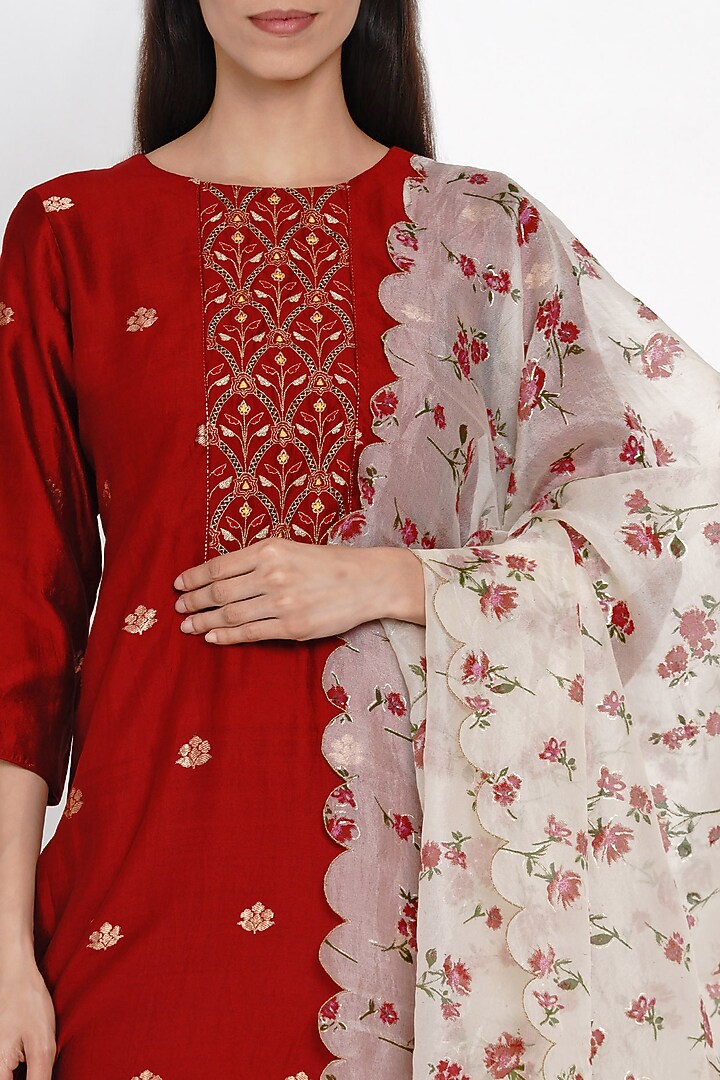 Maroon Zari Embroidered Kurta Set by Label Earthen at Pernia's Pop Up Shop
