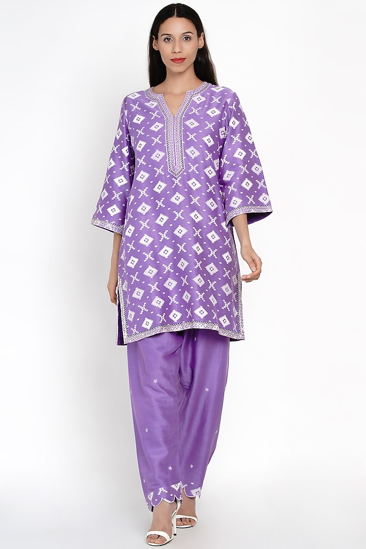 Lavender Embroidered Kurta With Pants by Label Earthen at Pernia's Pop Up Shop