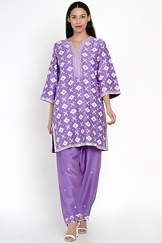 Lavender Embroidered Kurta With Pants by Label Earthen