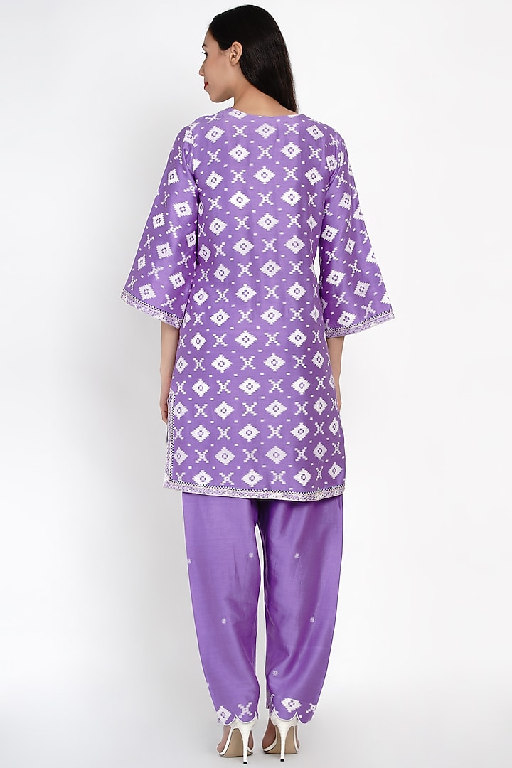 Lavender Embroidered Kurta With Pants by Label Earthen at Pernia's Pop Up Shop
