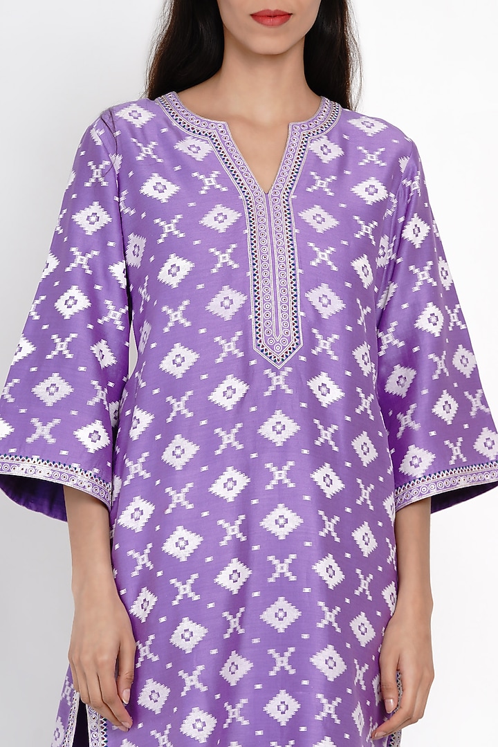Lavender Embroidered Kurta With Pants by Label Earthen at Pernia's Pop Up Shop