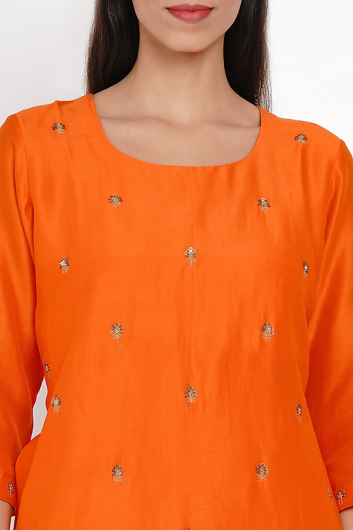 Orange Embroidered Kurta Set by Label Earthen at Pernia's Pop Up Shop