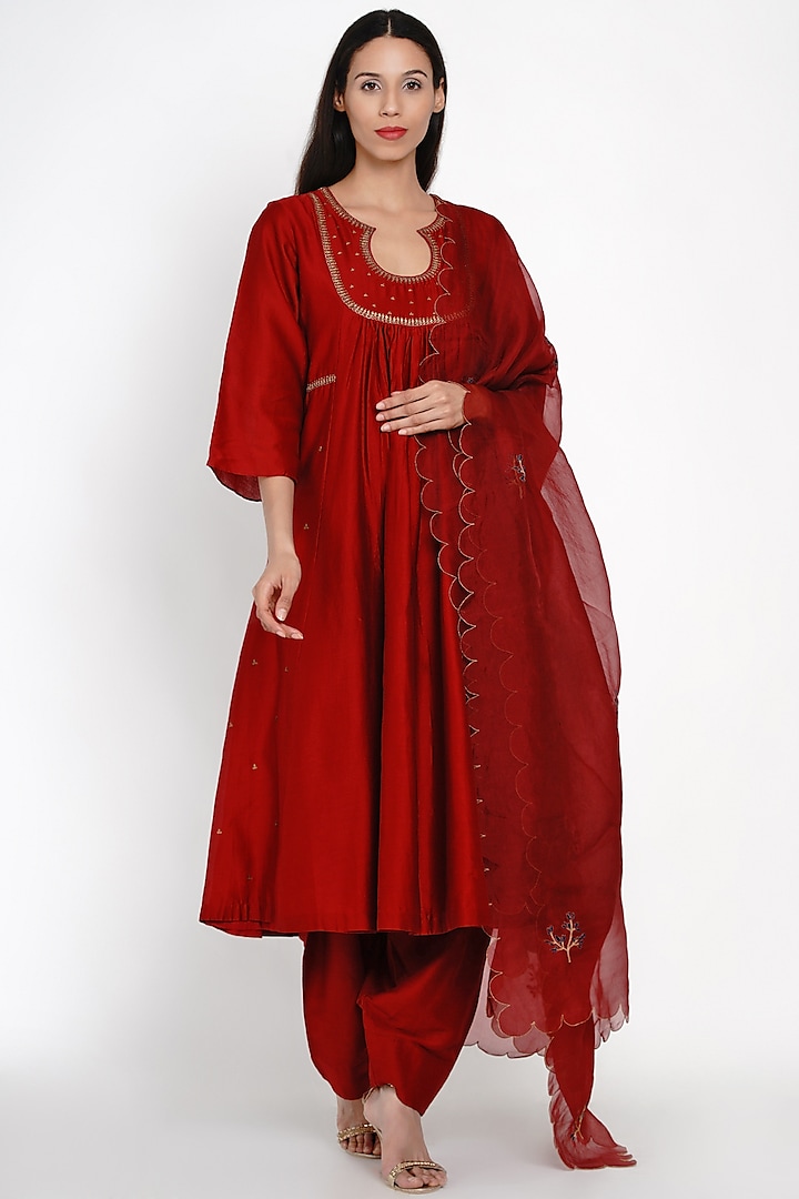 Maroon Embroidered Kurta With Pants by Label Earthen