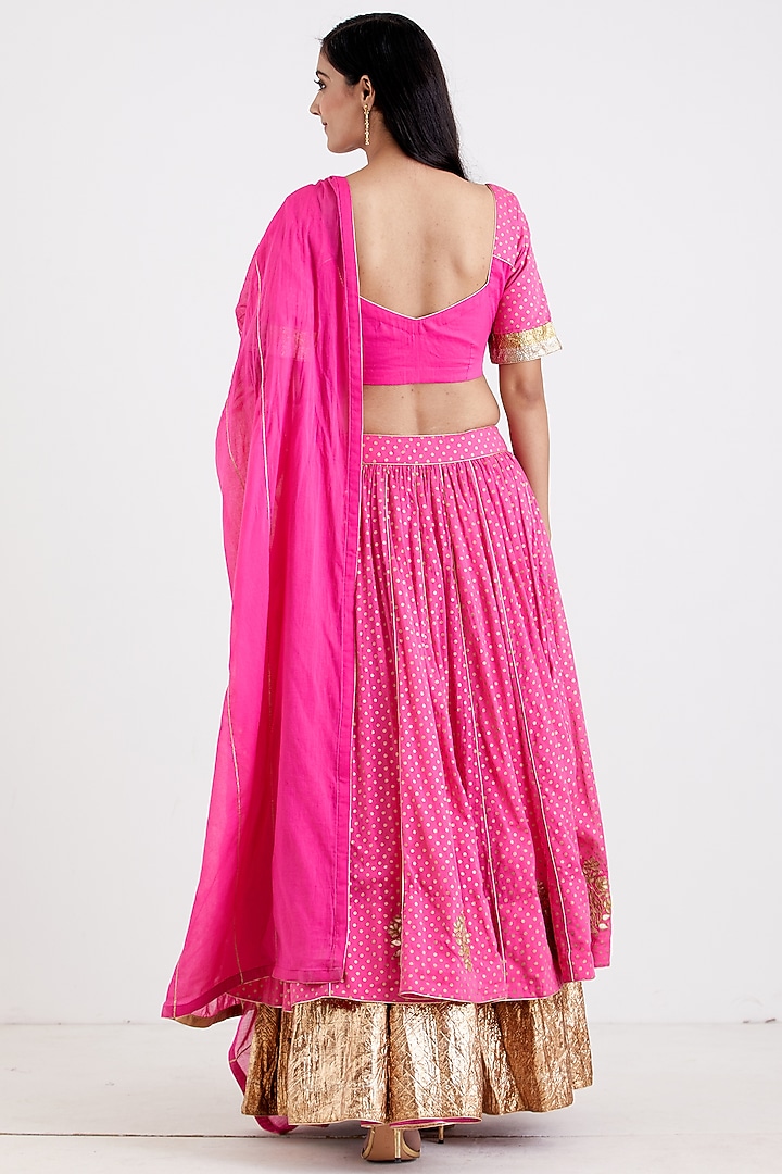 Rani Pink Foil Printed Wedding Lehenga Set by Label Earthen at Pernia's Pop Up Shop