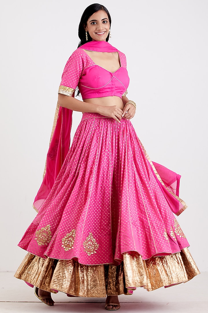 Rani Pink Foil Printed Wedding Lehenga Set by Label Earthen at Pernia's Pop Up Shop