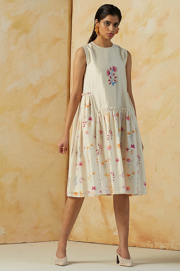 Ivory Floral Printed Knee-Length Dress by Kanelle