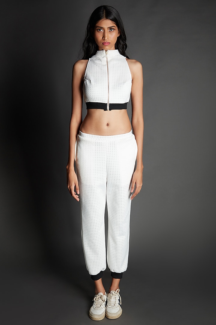 white jogger pants outfit