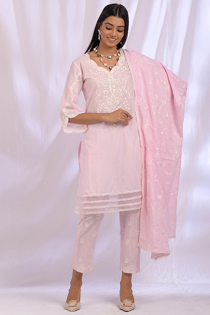 Powder Pink Floral Embroidered Kurta Set by Enaarah at Pernia's Pop Up Shop