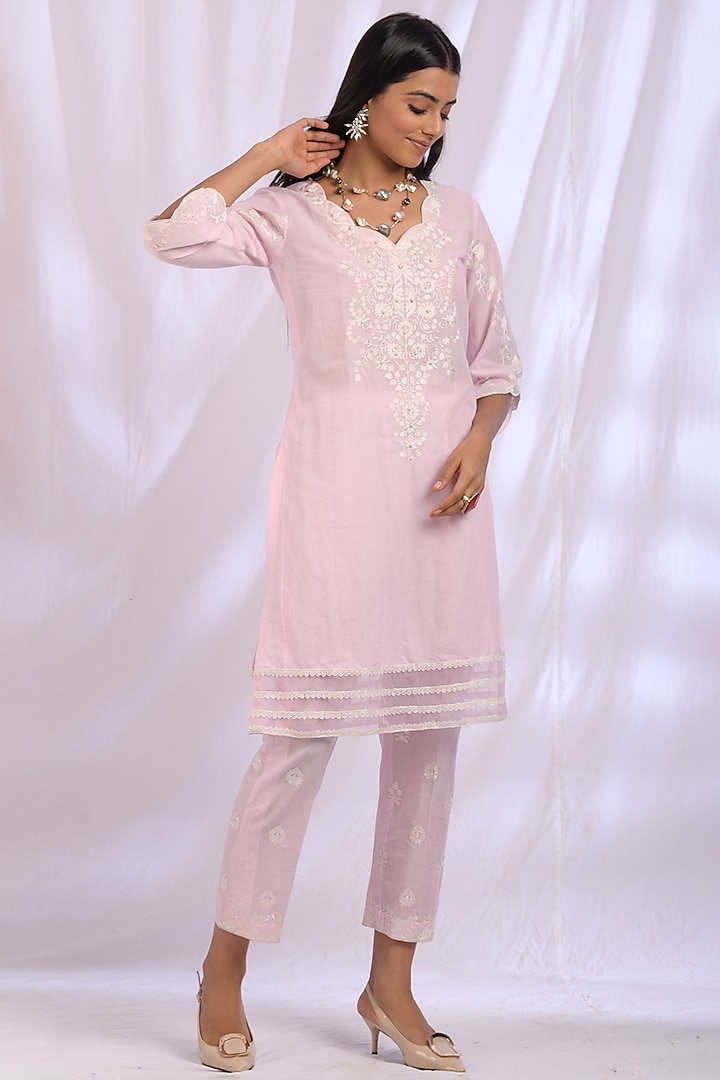 Powder Pink Floral Embroidered Kurta Set by Enaarah at Pernia's Pop Up Shop
