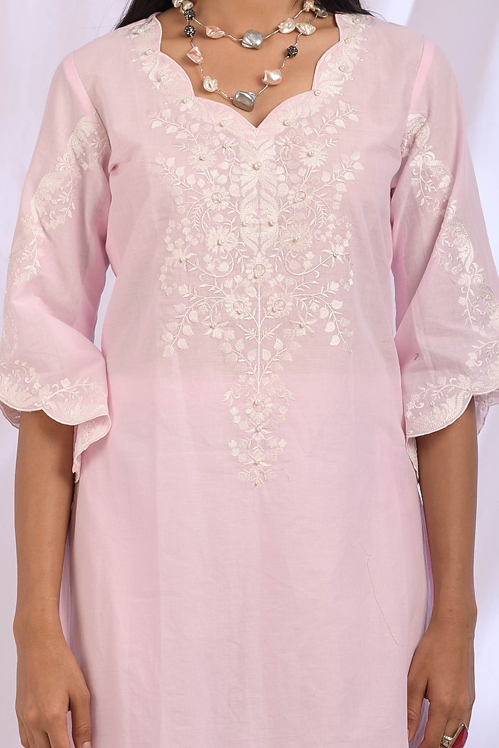 Powder Pink Floral Embroidered Kurta Set by Enaarah at Pernia's Pop Up Shop