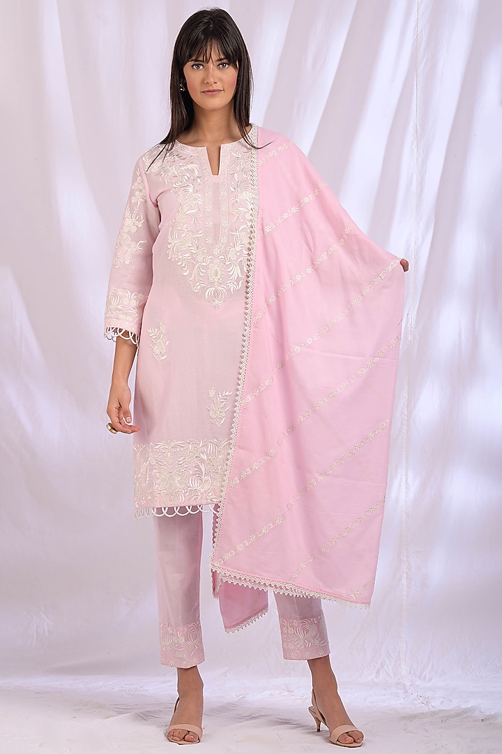 Powder Pink Floral Embroidered Kurta Set by Enaarah at Pernia's Pop Up Shop