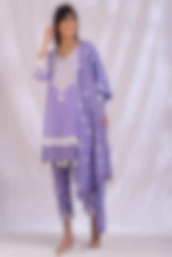 Lavender Floral Embroidered Kurta Set by Enaarah at Pernia's Pop Up Shop