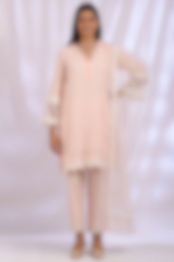 Salmon Pink Kurta Set With Thread Work by Enaarah at Pernia's Pop Up Shop