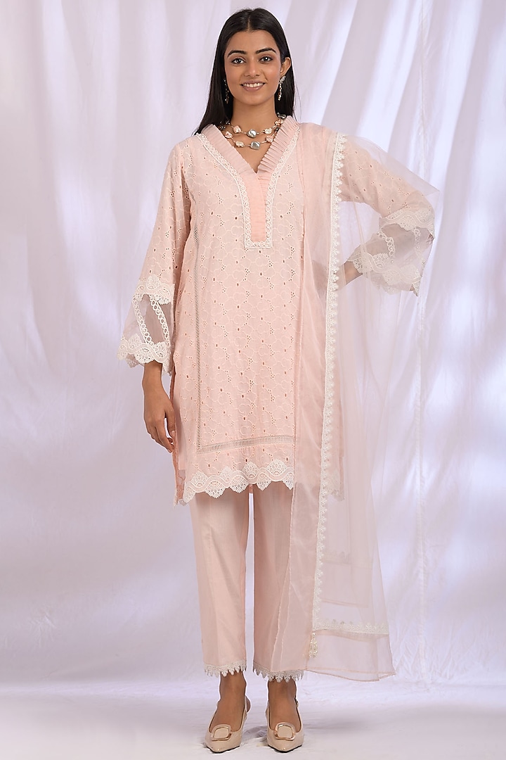 Salmon Pink Kurta Set With Thread Work by Enaarah at Pernia's Pop Up Shop