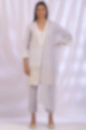 Light Grey Floral Embroidered Kurta Set by Enaarah at Pernia's Pop Up Shop