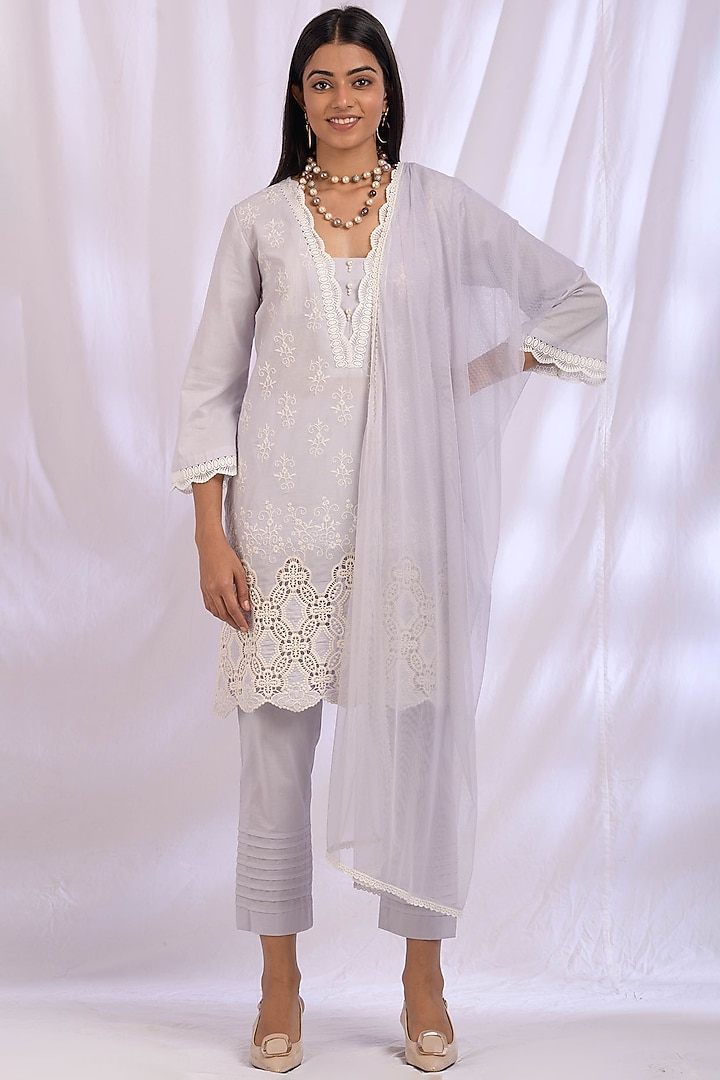 Light Grey Floral Embroidered Kurta Set by Enaarah at Pernia's Pop Up Shop