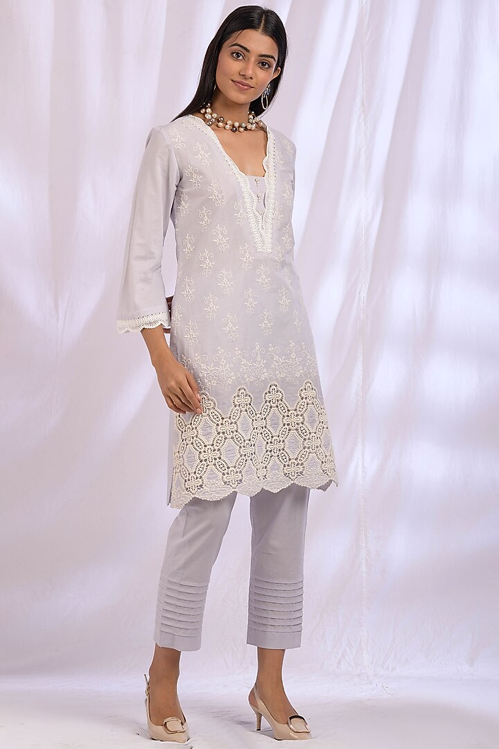 Light Grey Floral Embroidered Kurta Set by Enaarah at Pernia's Pop Up Shop