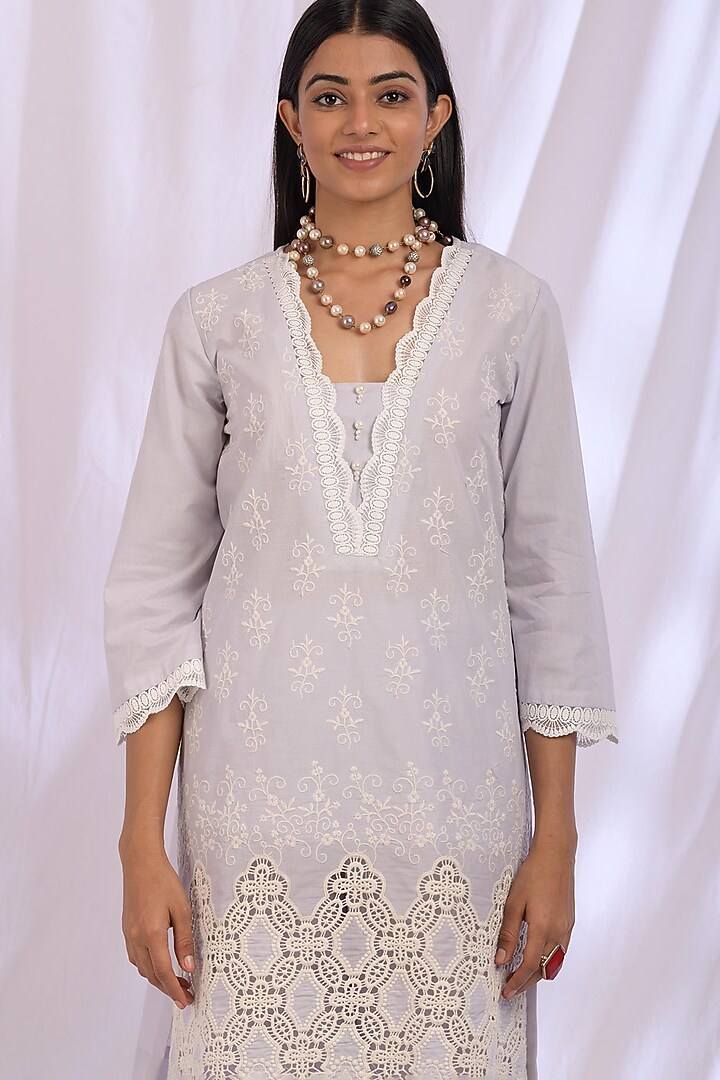 Light Grey Floral Embroidered Kurta Set by Enaarah at Pernia's Pop Up Shop