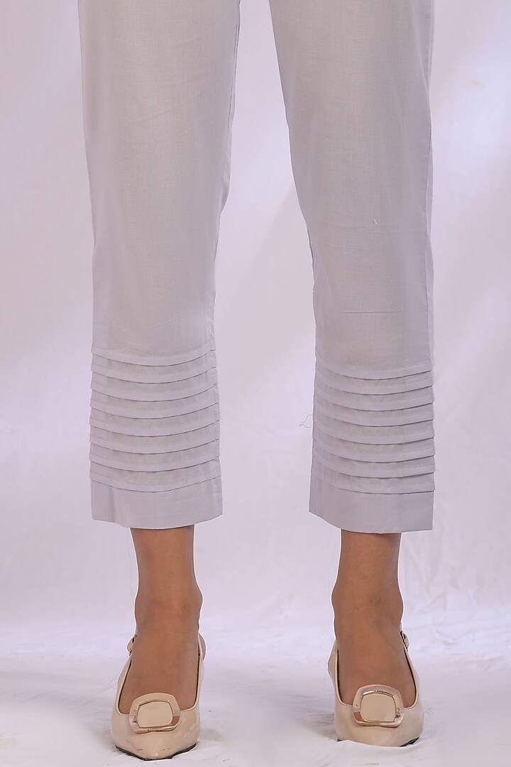 Light Grey Floral Embroidered Kurta Set by Enaarah at Pernia's Pop Up Shop