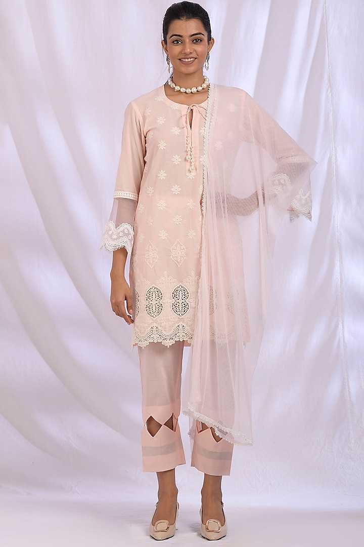 Baby Peach Floral Embroidered Kurta Set by Enaarah at Pernia's Pop Up Shop