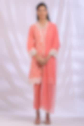 Peach Floral Embroidered Kurta Set by Enaarah at Pernia's Pop Up Shop