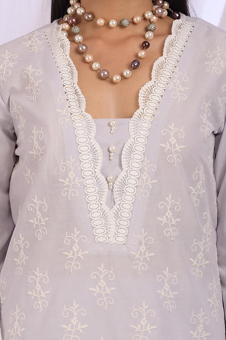 Light Gray Floral Embroidered Kurta by Enaarah at Pernia's Pop Up Shop