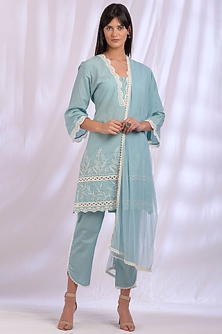 Blue Floral Embroidered Kurta by Enaarah